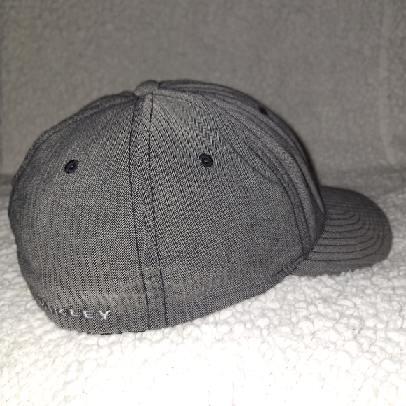 Oakley | Flex-Fit Cap in Grey - Picture 4 of 10